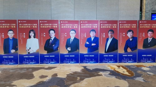 國產(chǎn)大形機器人邁向?qū)嵱没?進工廠貼車標，入家庭疊衣服，全國首開專項賽推動家政服務(wù)革新