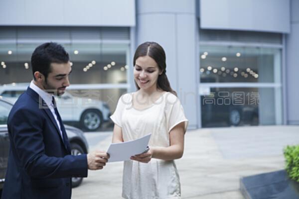 車(chē)輪下的較量 銷(xiāo)售員與年輕女客戶的無(wú)聲博弈