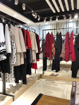 揭秘深圳品牌服裝庫(kù)存尾貨批發(fā)市場(chǎng) 高清細(xì)節(jié)圖直擊實(shí)況